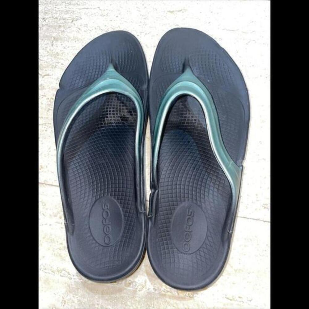 OOFOS Women’s Metallic Green‎ Flip flops Sandals 10
